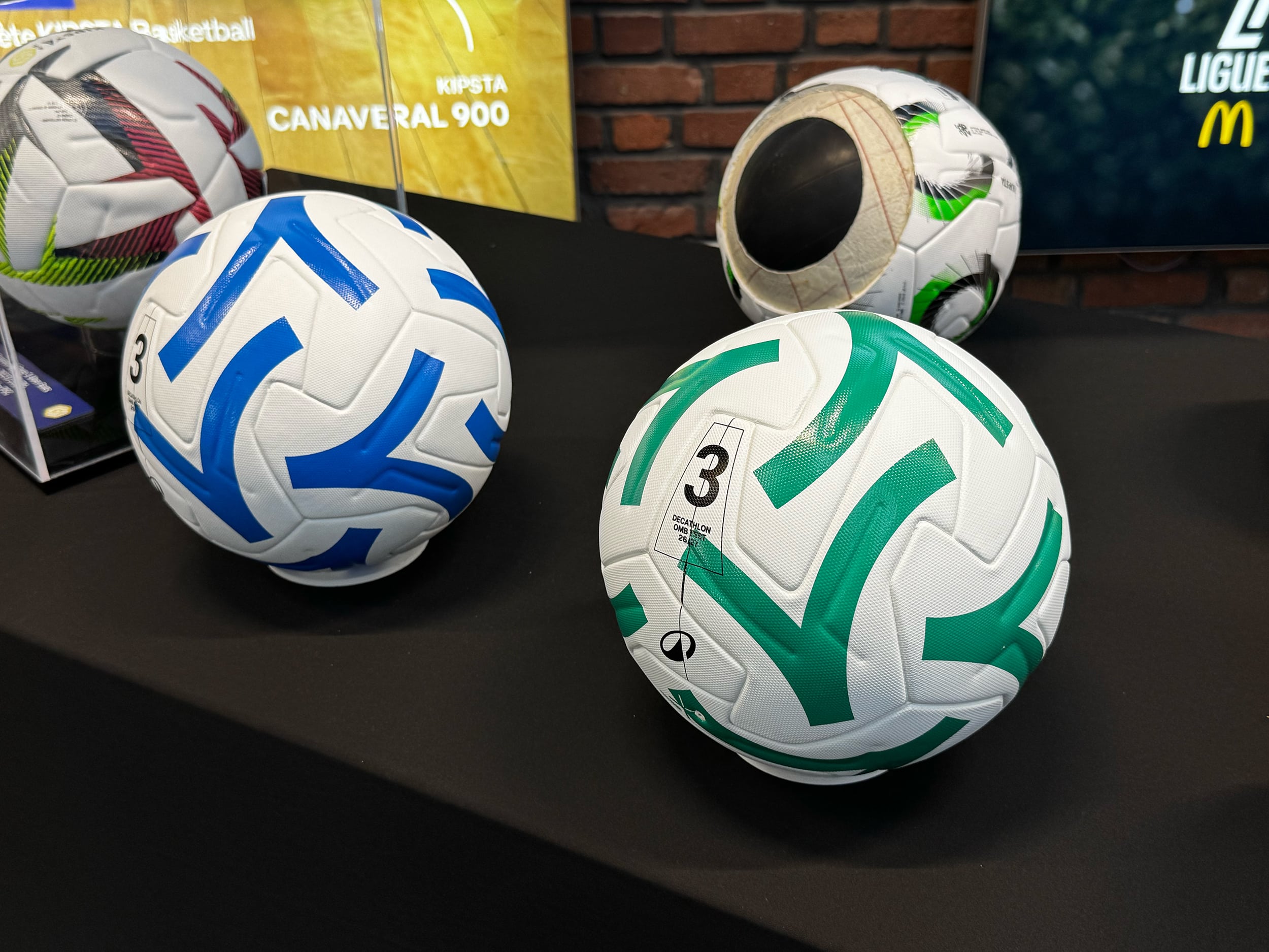 Les ballons de foot maquillés